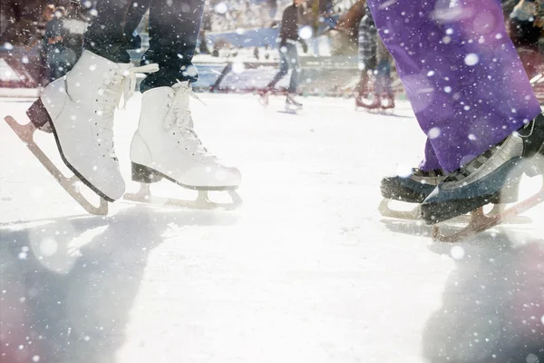 Крупным планом коньках обувь коньках открытый на каток — стоковое фото