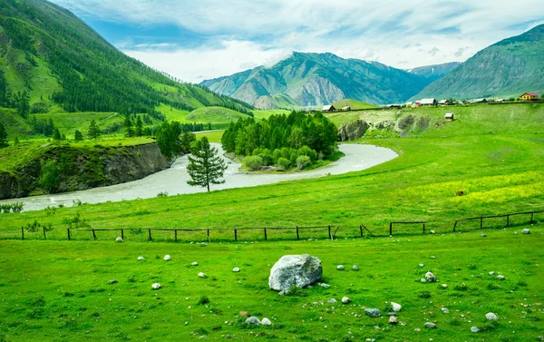 Русская деревня и сельский пейзаж — стоковое фото