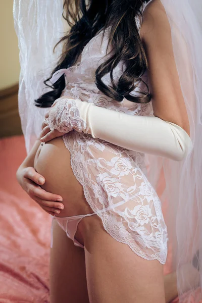 Руки на беременных голый живот красивые невесты носить сексуальное женское белье — стоковое фото