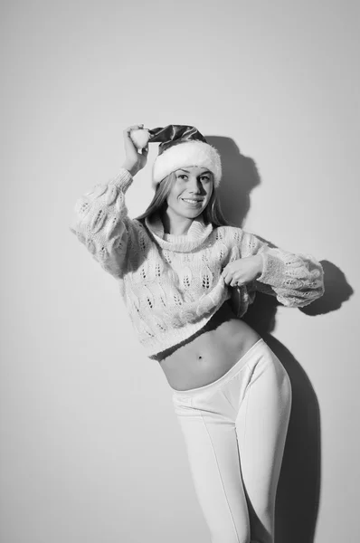 Изображение веселый красивая девушка в шляпе Санта-Клауса позирует — стоковое фото