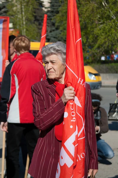 Волгоград, Россия - 1 мая, 2011:Woman с флагом принимает участие в первомайской демонстрации в Волгограде — стоковое фото