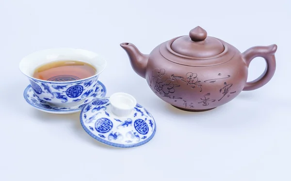 Фарфоровый чайник и чашки на белом фоне — стоковое фото