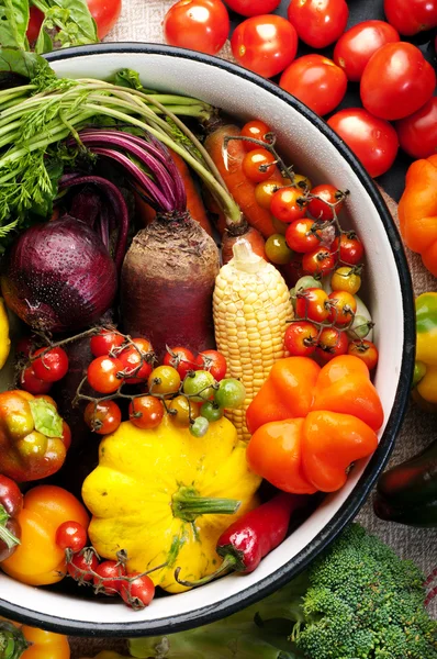 Organic food concept. A bowl of fresh juicy colored vegetables. Bright peppers, cherry tomatoes, squash, onions, carrots and beets. Vegetarian, vegan products. Vegetable wallpaper — стоковое фото