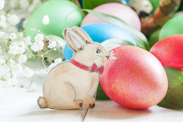 Счастливой Пасхи! Праздничная композиция с крашеные яйца — стоковое фото