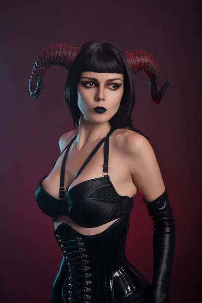 Демон девушка в чёрном корсете и перчатки — стоковое фото