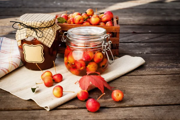 Яблочное варенье в банки и apple фрукты. Осенний натюрморт — стоковое фото