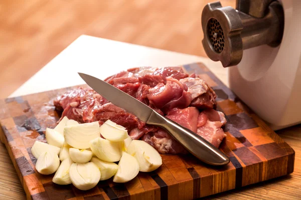 Электрические мясорубки и нарезанное мясо — стоковое фото