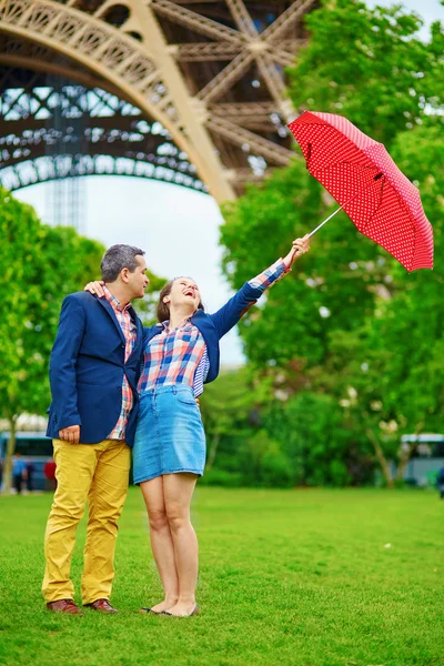 Пара под зонтиком в Париже — стоковое фото