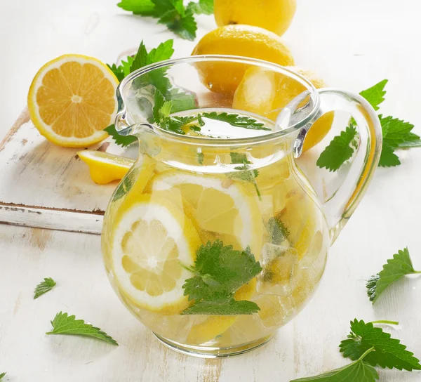 Вода с лимоном и мятой ручной работы — стоковое фото