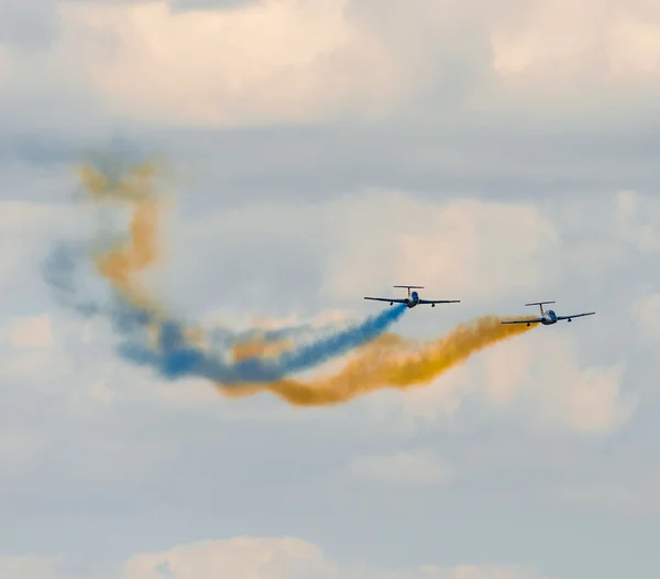 Самолеты с красочным дымом украинский флаг — стоковое фото