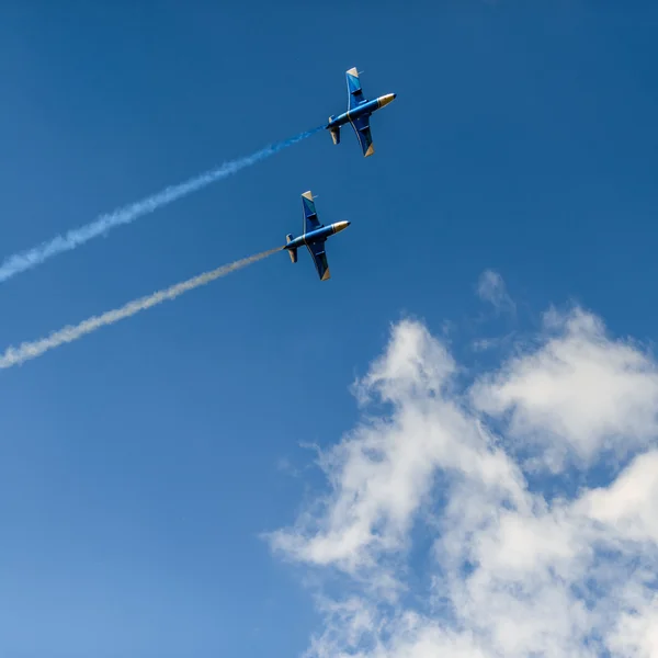 Самолеты в небе с красочным дымом украинский флаг — стоковое фото