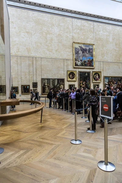 Принимая фото в Лувр посетителей Лицензионные Стоковые Фото