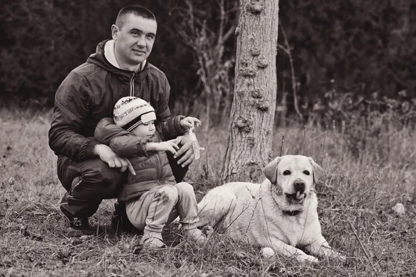 Семья с собакой — стоковое фото