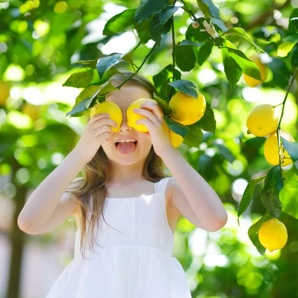 Девушка собирание свежие спелые лимоны — стоковое фото