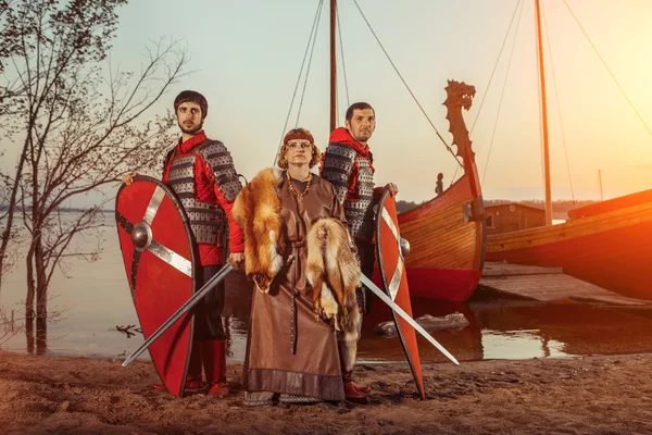 Славянские Принцесса и два воина с мечами и щитами на — стоковое фото