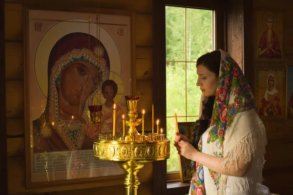 Русская женщина, молиться в церкви Стоковое Изображение