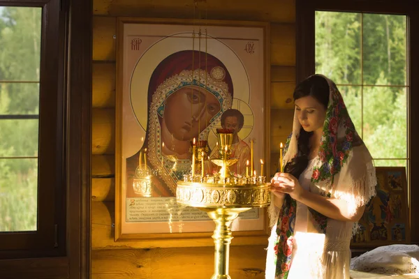 Русская женщина, молиться в церкви Стоковое Фото