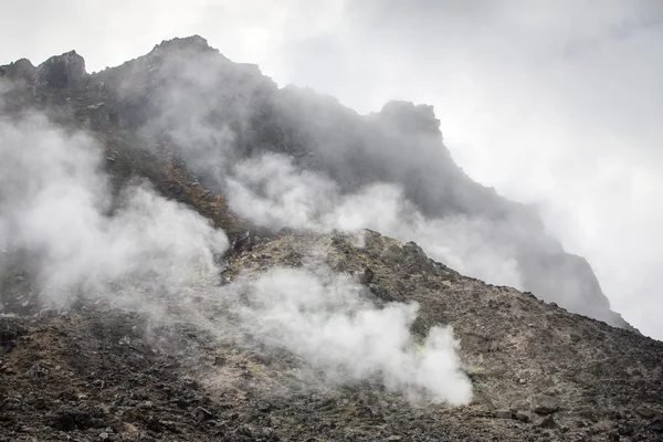 Вулкан Sibayak вблизи Берастаги — стоковое фото