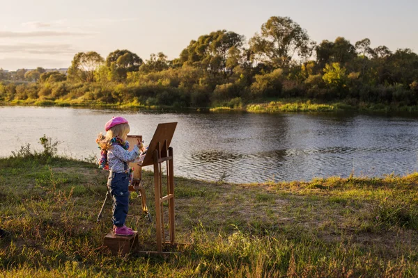 Ребенок рисует картину Открытый — стоковое фото