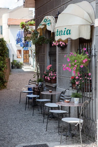 Небольшое кафе в итальянском городе — стоковое фото