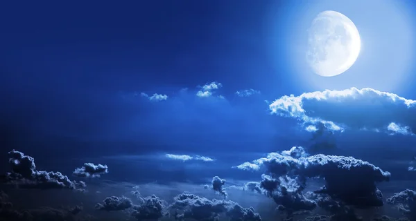 Ночное небо с звездами и полная луна фон Стоковое Изображение