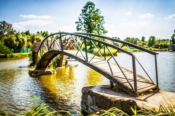 Деревянный мост через реку — стоковое фото