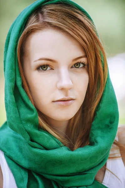 Красивая молодая женщина в платок Стоковое Фото