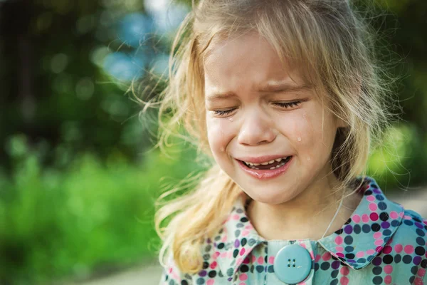 Грустно маленькая девочка плачет — стоковое фото