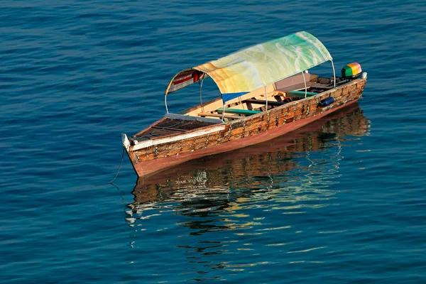 Деревянные лодки на воде Лицензионные Стоковые Фото
