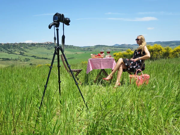 Фотосессия тосканские поля с женщиной — стоковое фото