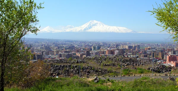 Город Ереван и гору Арарат — стоковое фото