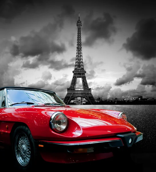 Эйфелева башня, Красный ретро автомобиль Стоковая Картинка