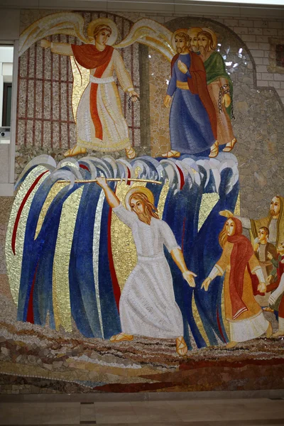 Краков, Лагевники - центр папы римского Иоанна Павла ii. Мозаика на стене церкви с библейскими сюжетами — стоковое фото