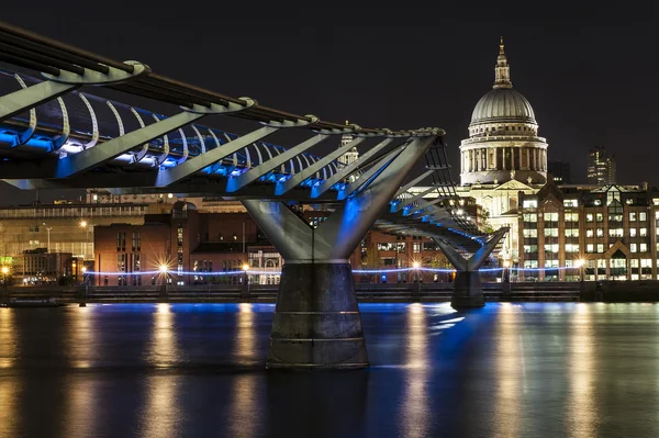 Павла Собор и мост Миллениум в Лондоне — стоковое фото