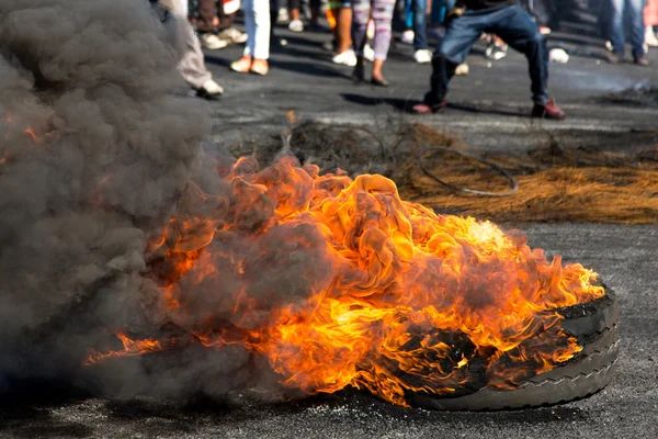 Акция протеста с сжигание шин — стоковое фото