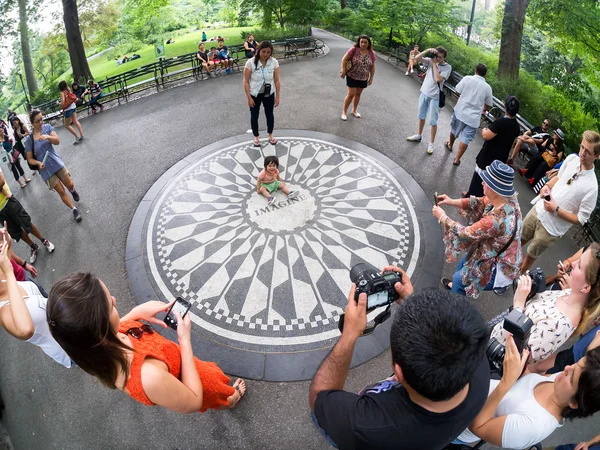 Туристы в Strawberry Fields в Центральном парке в Нью-Йорке — стоковое фото