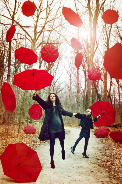 Красные зонты падения формируют небо — стоковое фото
