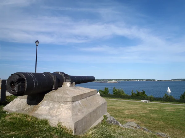 Исторические пушки, указывая в casco bay в Форт Аллен парк — стоковое фото