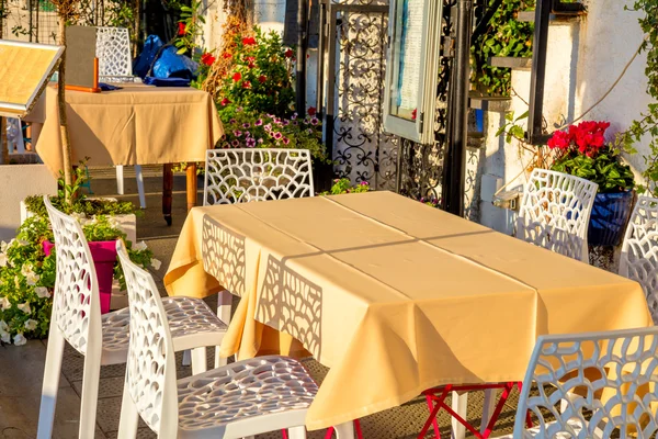 Красивая улица кафе в небольшом европейском городе — стоковое фото
