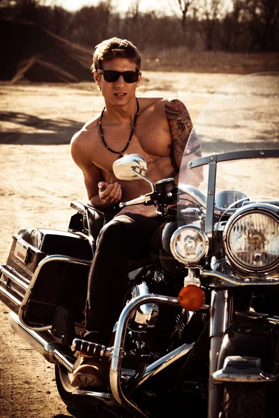 Красивый человек на мотоцикле Стоковое Изображение
