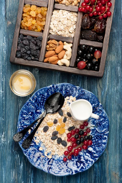 Овсяная каша, мюсли, ягоды, орехи и сухофрукты. Здоровый завтрак. Вид сверху — стоковое фото