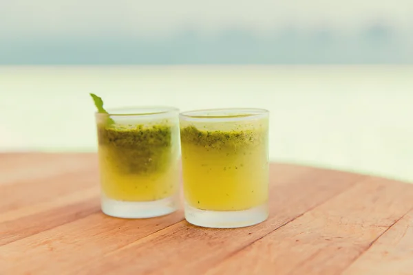 Очки, свежевыжатый сок или коктейль на пляже — стоковое фото