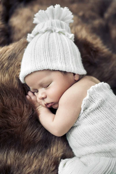 Милый ребенок спал на мех Стоковое Фото