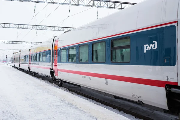 Поезд «Свифт» железных дорог стоит на платформе в зимний период Лицензионные Стоковые Изображения