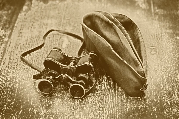 Старинный военный бинокль и полевая кепка. банкет от 9 мая день победы — стоковое фото