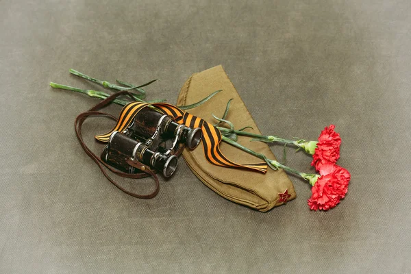 Гвоздики цветы, Джордж ленты и военные бинокли. Ретро фото ко Дню Победы 9 мая — стоковое фото