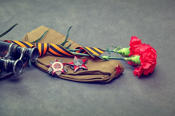 Элементы второй мировой войны: Комбикорма Кап, медали, цветы, военные бинокли, Джордж ленты — стоковое фото