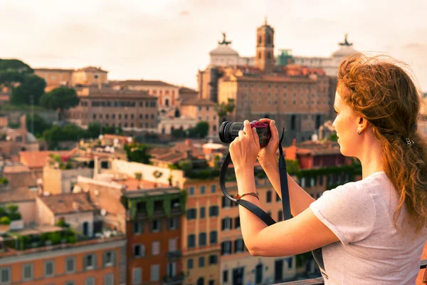 Девочка делает снимок в Палатинском холме в Риме — стоковое фото