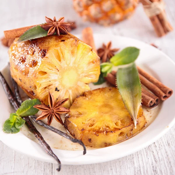 Гриле ананас с пряностями Стоковое Фото