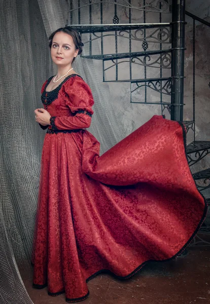 Красавица в трепещущем средневековом платье — стоковое фото
